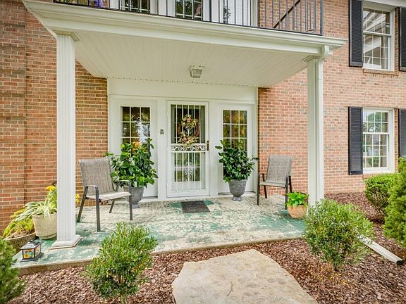 3rd image of 1921A Manor Ct