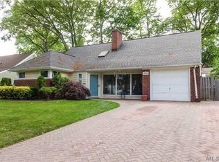 11 Copper Beach Pl, Merrick, NY 11566