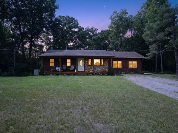 10077 Maple Hill Rd, Howard City, MI 49329