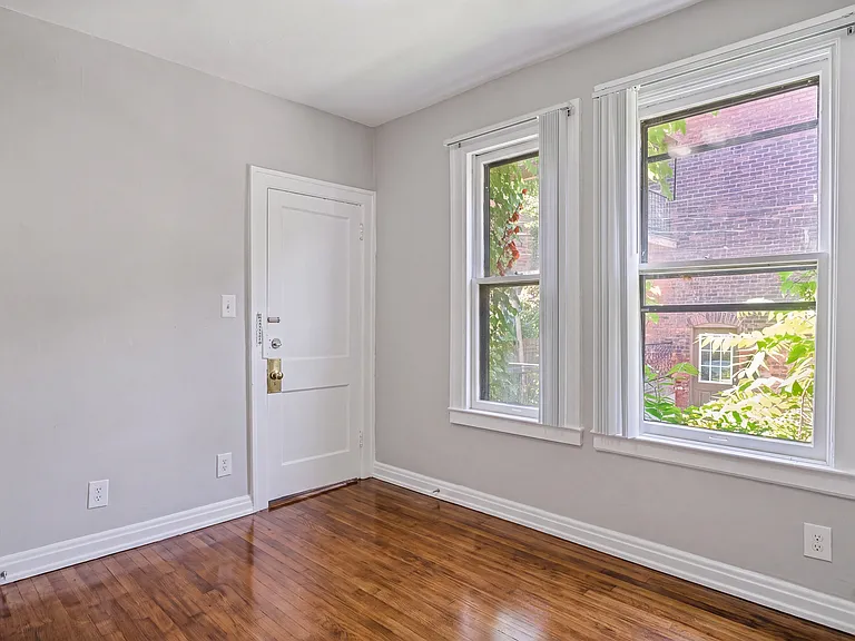 1533 W Warren Ave — Photo 5