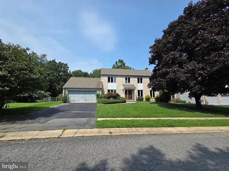 212 Fairhill Dr — Photo 1