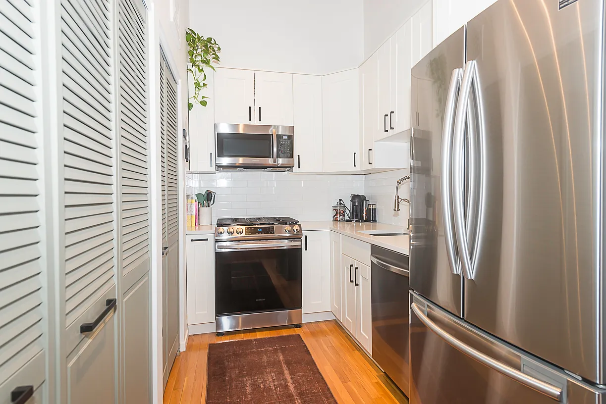 Spacious 2 BR / 1BA with hardwood floors, upgraded kitchen! — Photo 4