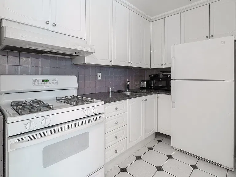 333 E 45th St #4F — Photo 5