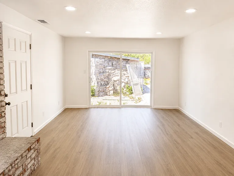 1021 E Cortland Ave — Photo 10