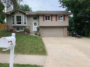 1604 Madison Cir, Papillion, NE 68046