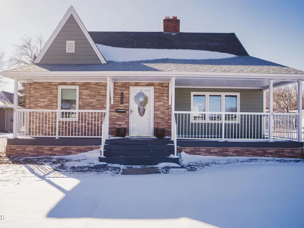 656 2nd St N, Carrington, ND 58421
