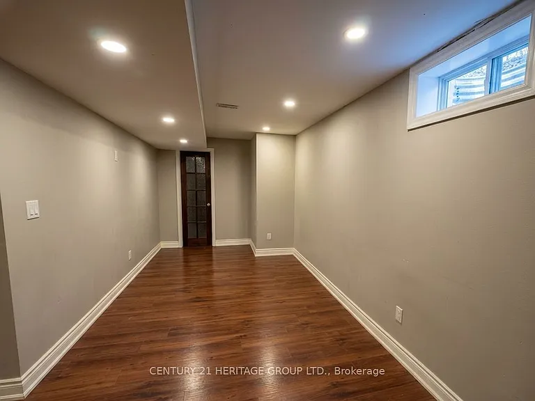 101 Bentley Cres — Photo 11