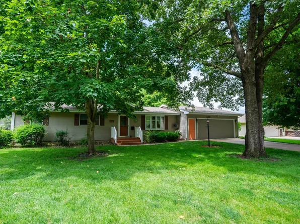 1429 W 1st St, Pella, IA 50219