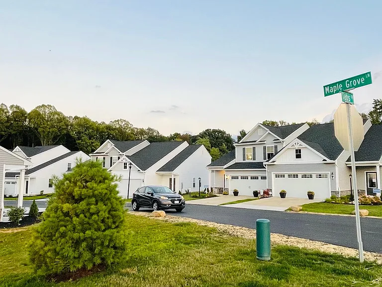 1358 Maple Grove Ln — Photo 3