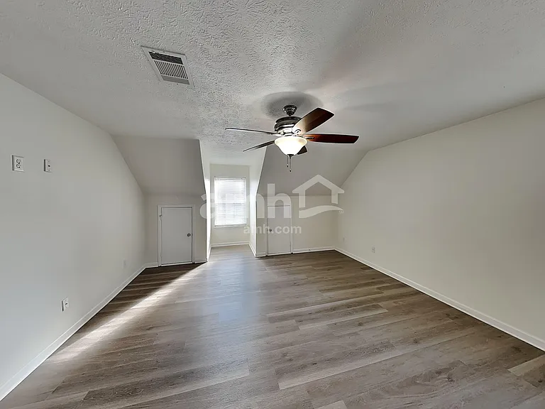 2126 Burgess Ln — Photo 9