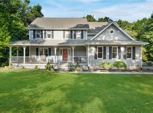 91 Holly Hills Ln, Saunderstown, RI 02874