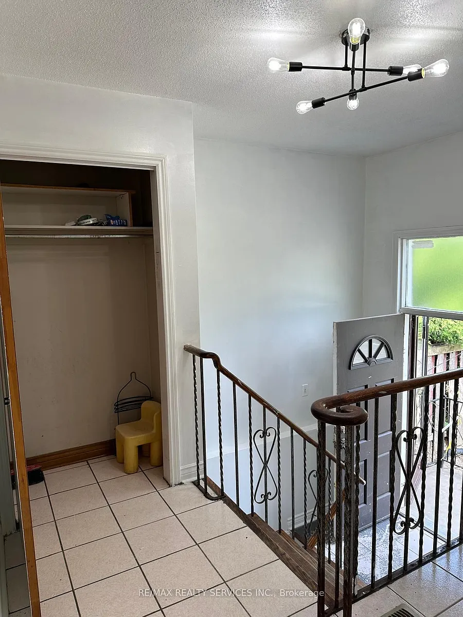 Building Photo - 134 Jade Cres #MAIN