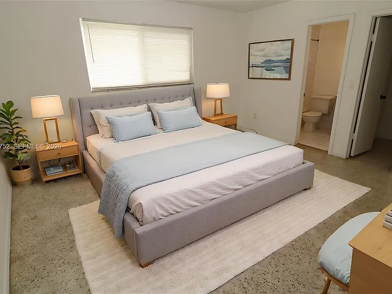 951 SW 7th St #5 — Photo 4