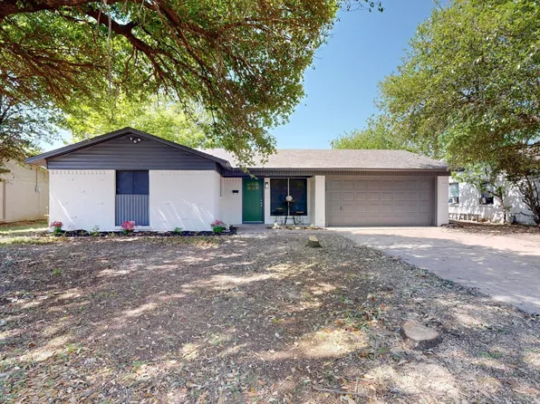 128 SE Gardens Blvd, Burleson, TX 76028