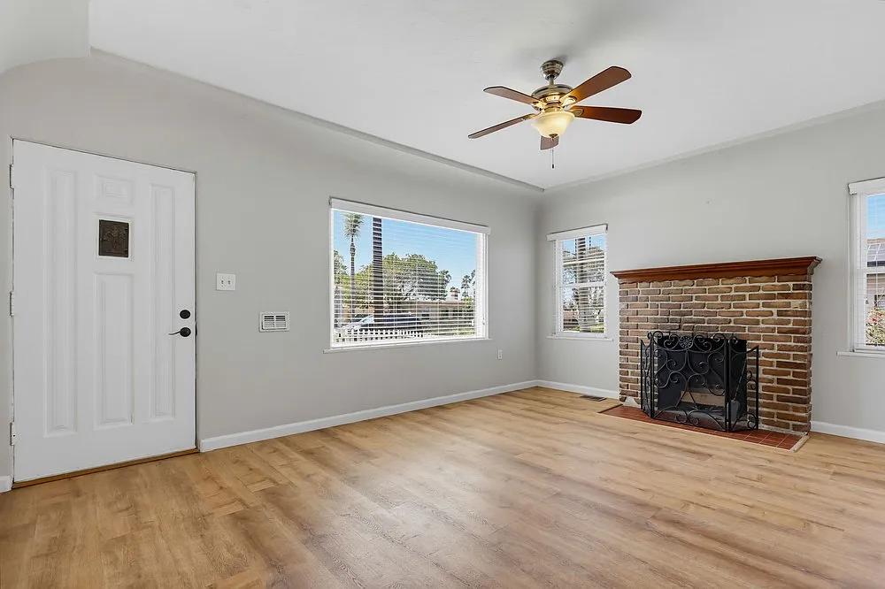 3 bed, 925 sqft, $3,495 — Photo 4