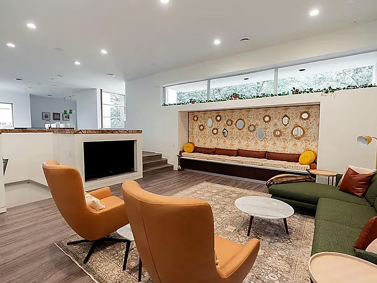 4904 S Shepherd Dr — Photo 1