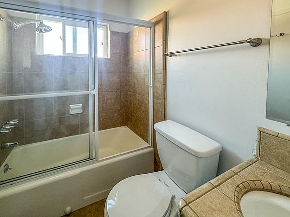 3rd image of 1022 17th St #5