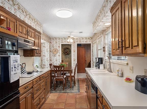 4th image of 4007 Three Oaks Dr