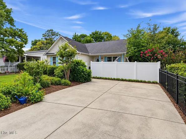 121 NE 6th Street, Oak Island, NC 28465
