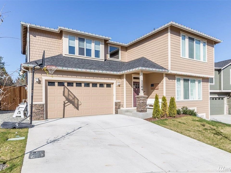 The favorite Majestic floor plan. Built in 2018, like new home means buying anew construction without the wait. Cement plank lap siding w/shingles, architectural composition roof, spacious 2 car garage, & covered front porch.  