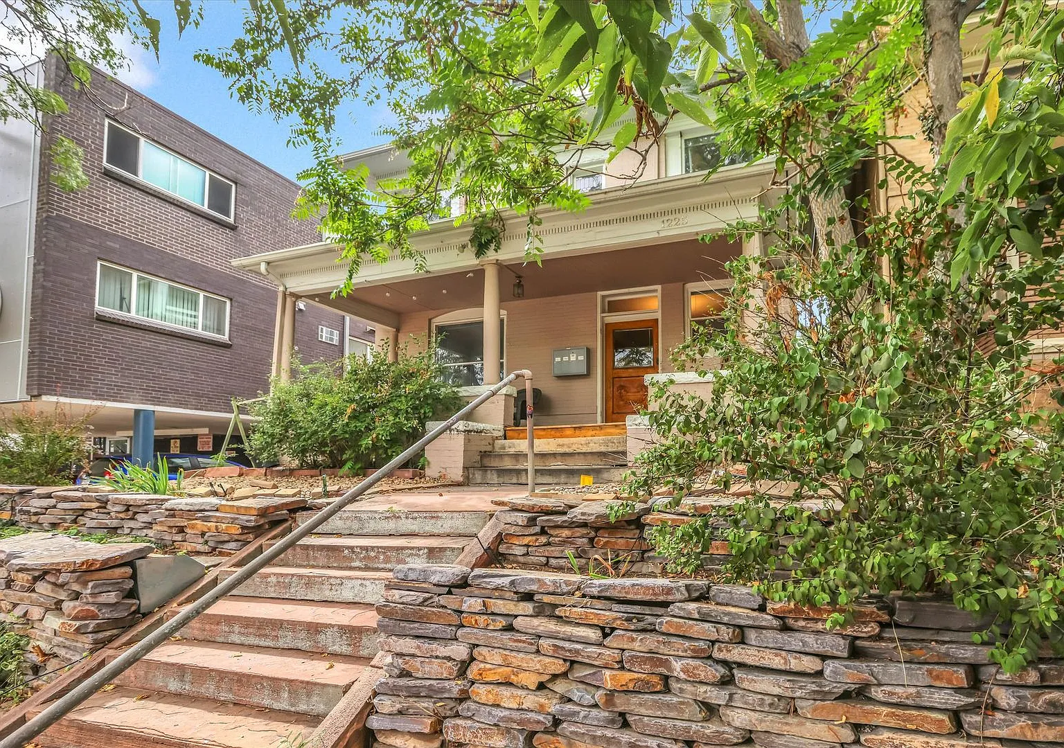 Beautiful two story unit with Victorian charm — Photo 1