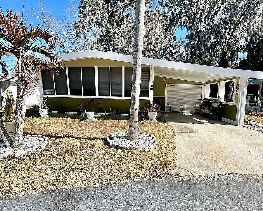 1st image of 10 Coachmans Ct
