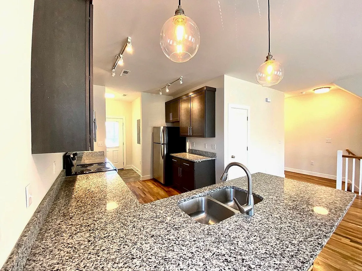 Building Photo - 309 W 13th St #B