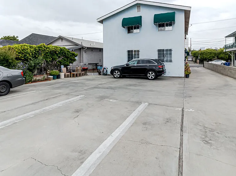 1231 S Harvard Blvd — Photo 12