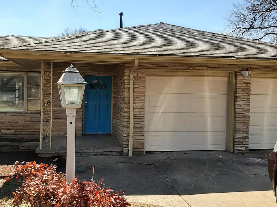 Entry way with 2 car garage