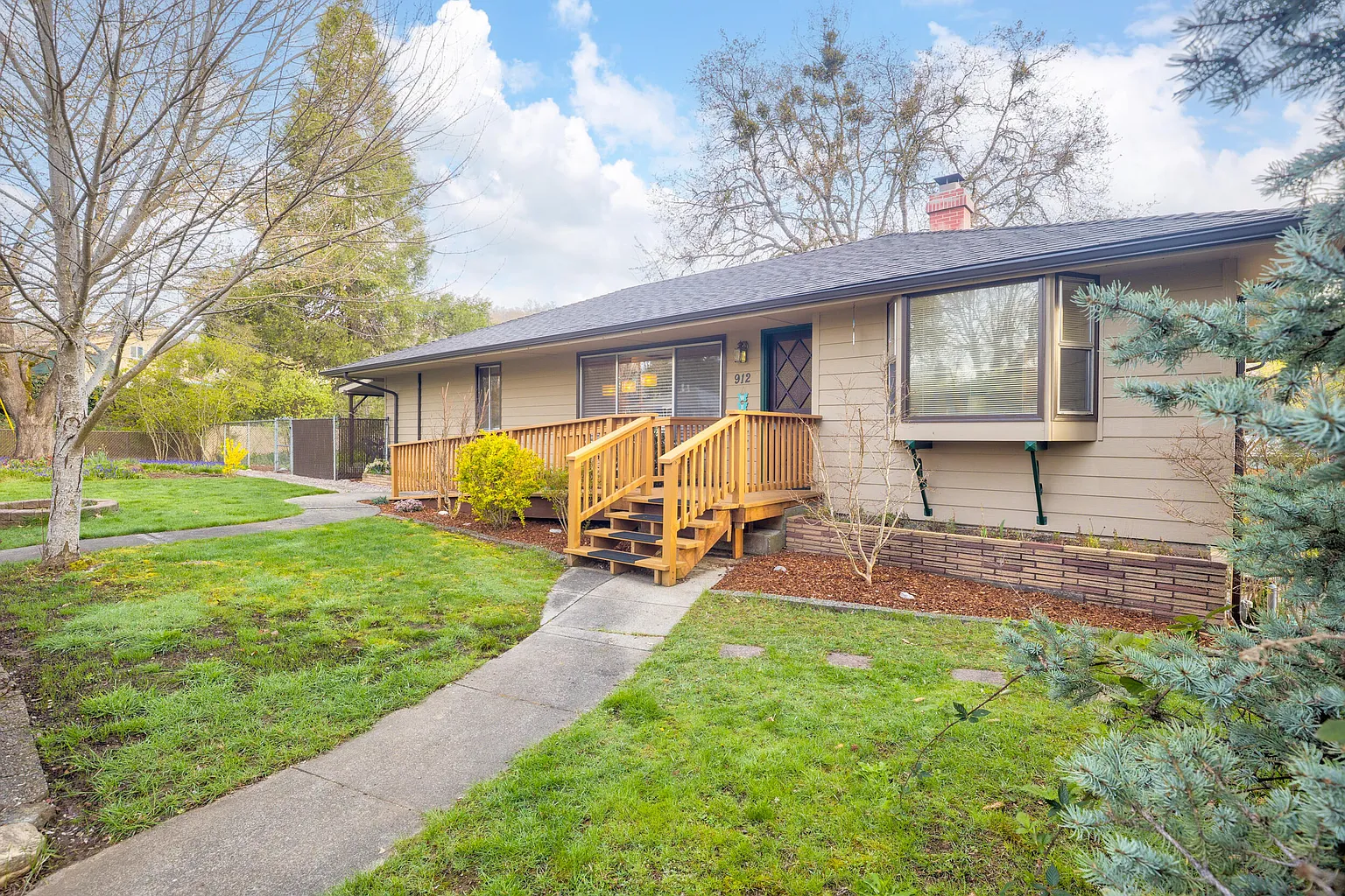 912 NW Bellevue Pl photo 1