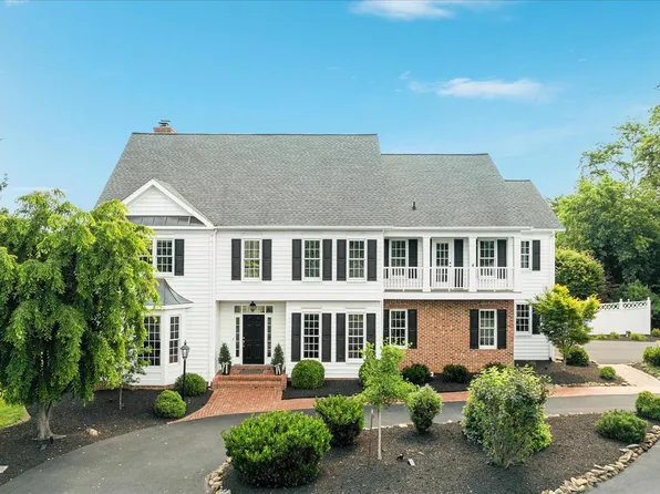 17780 Stoneleigh Dr, Round Hill, VA 20141