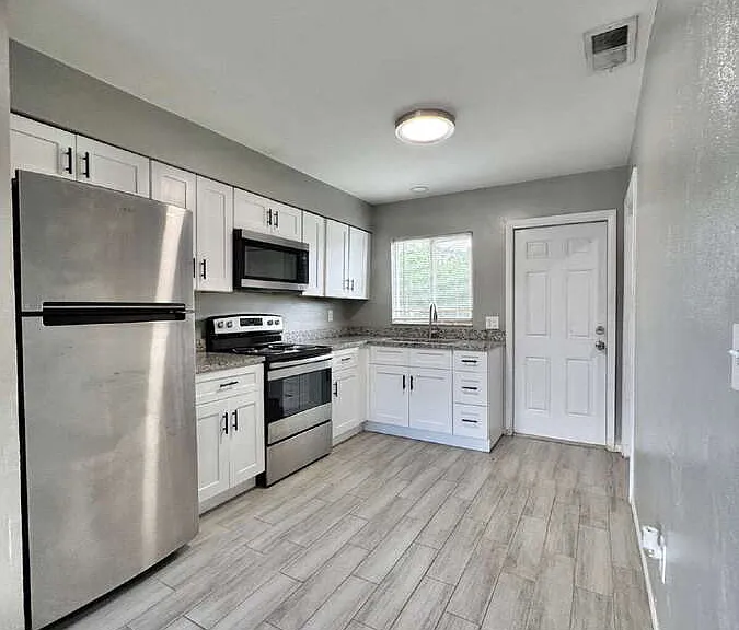 142 Harry Ave S — Photo 10