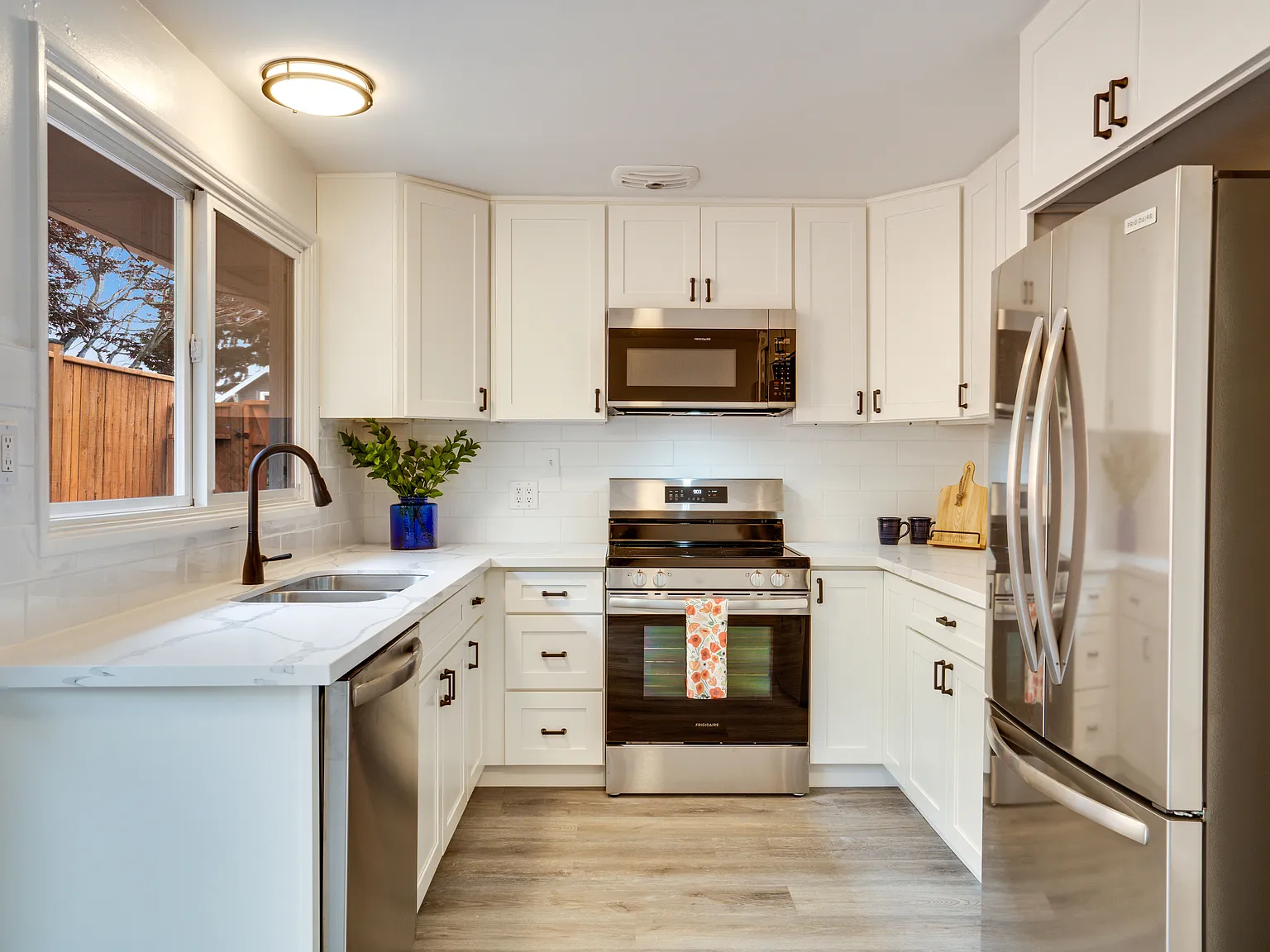2 bed, 900 sqft, $2,700 — Photo 2