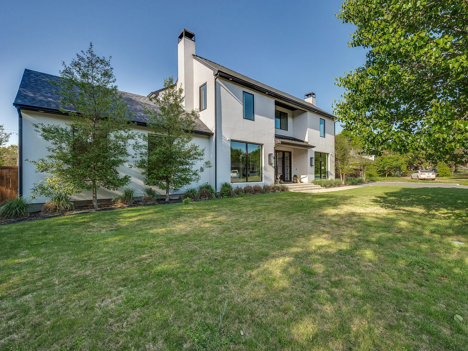 4 bed, 7200 sqft, $45,000 — Photo 2