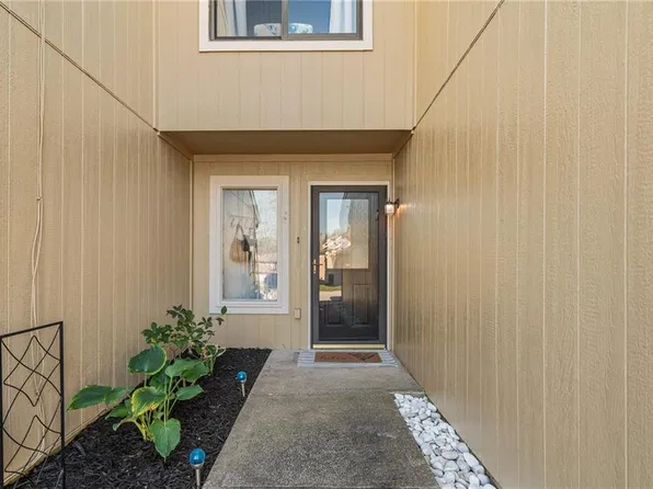 12439 Charlotte St, Kansas City, MO 64146