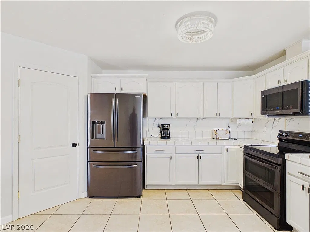 3 bed, 2.0 bath, 1685 sqft, $2,100 — Photo 2