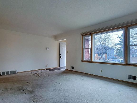 2nd image of 2815 Grand St NE