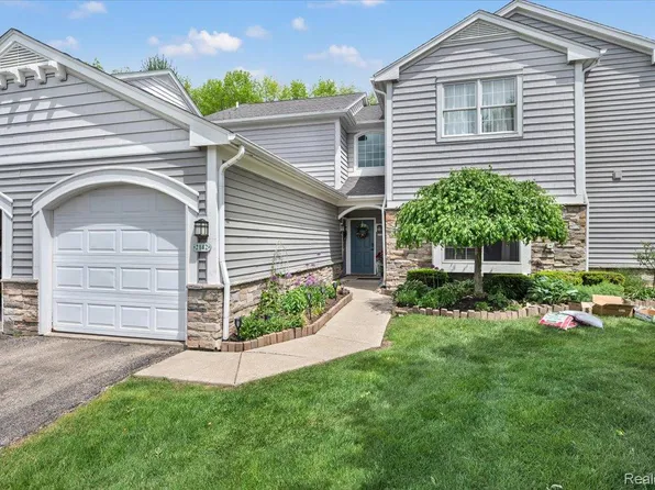 2142 Carriage Hill Cir, Lapeer, MI 48446