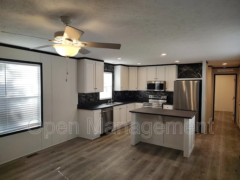 3 bed, 2.0 bath, 1120 sqft, $1,049 — Photo 3