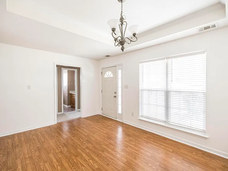 205 Wembley Dr — Photo 5