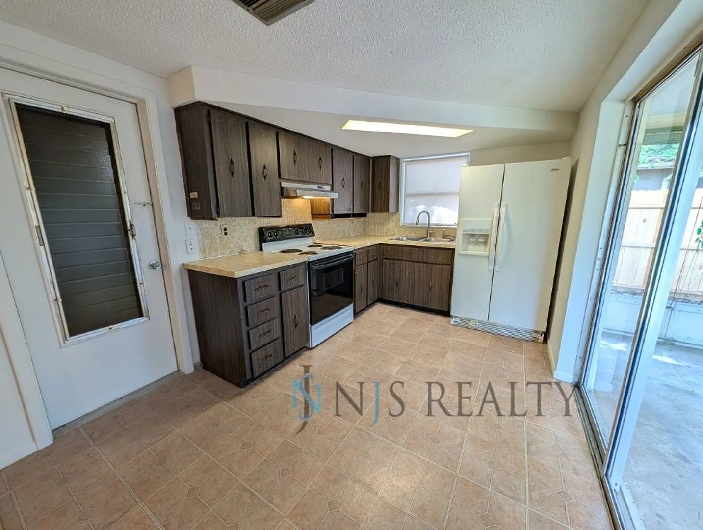Move In Ready 2/1 With Garage.. Open Floorplan, Screened Porch, Fenced Yard & More.. — Photo 4