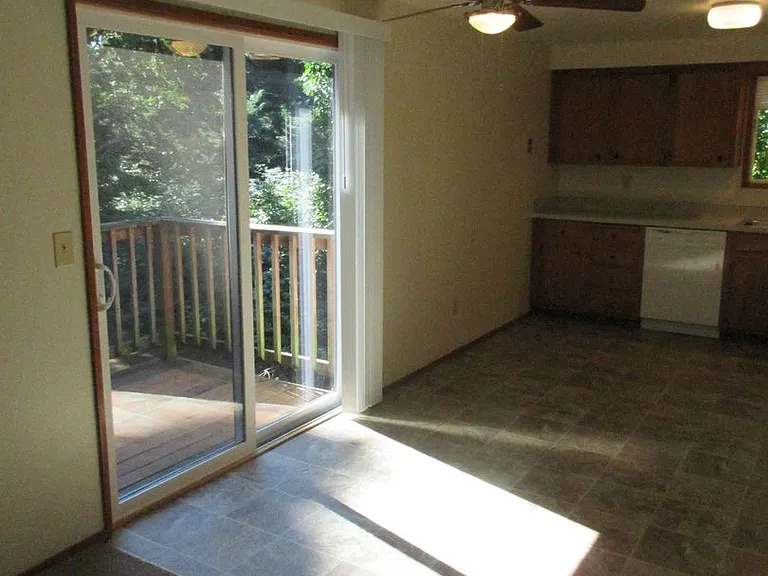 Large 2 bedroom w/ New carpet! — Photo 5