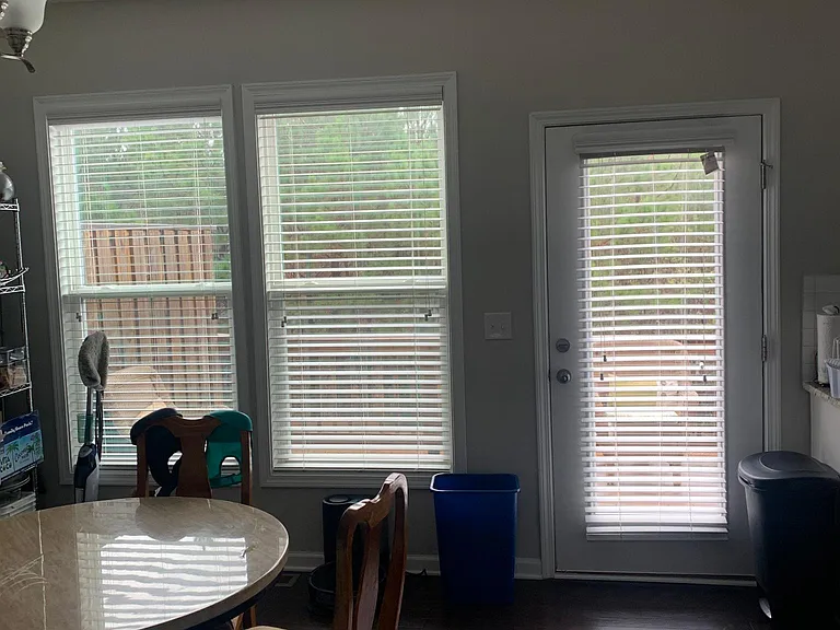 701 Sunset Park Dr — Photo 2
