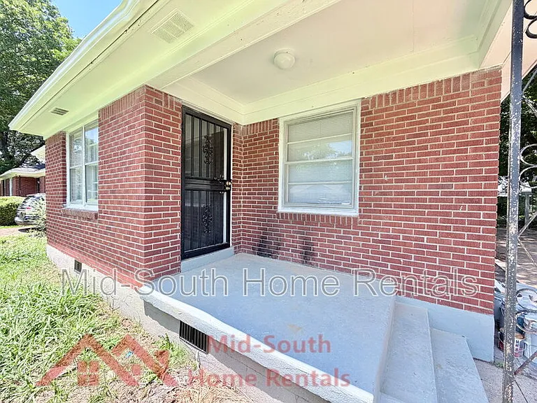 3040 S Edgeware Rd — Photo 2