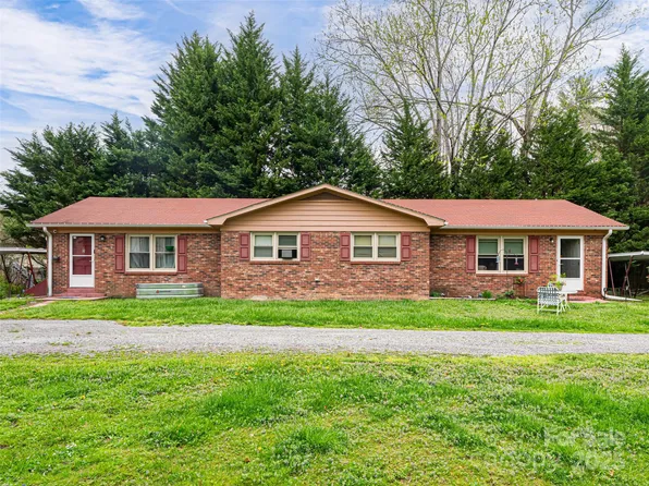 527 Glasgow Ln, Hendersonville, NC 28739