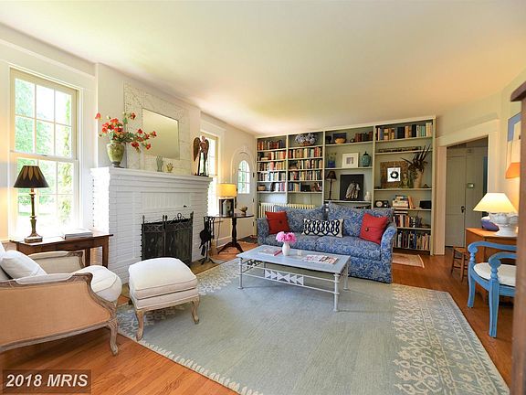 5th image of 930 Elden St