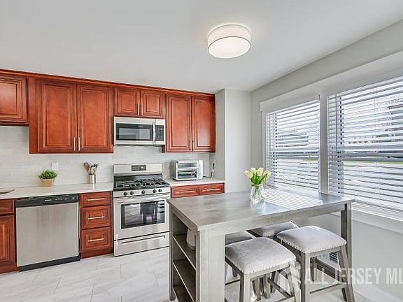 3rd image of 2 Highview Dr