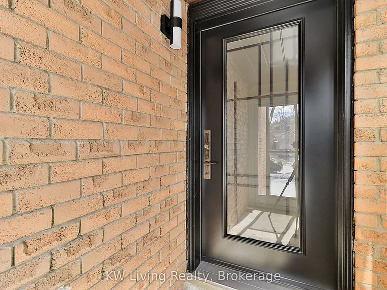 105 Chloe Cres — Photo 2