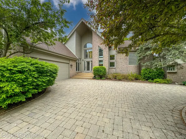 28036 Hickory Cir, Farmington, MI 48331