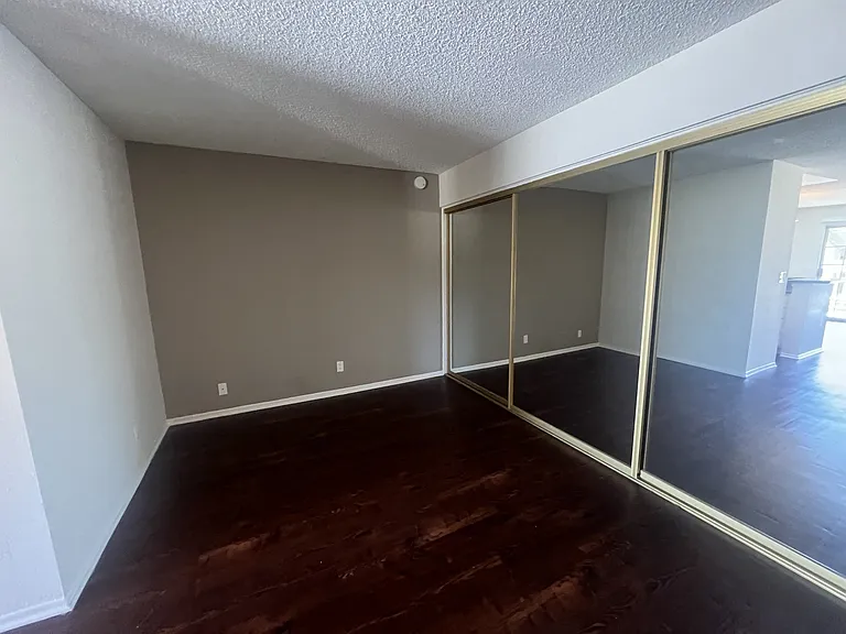 Versailles on the Lake Apartments — Photo 97
